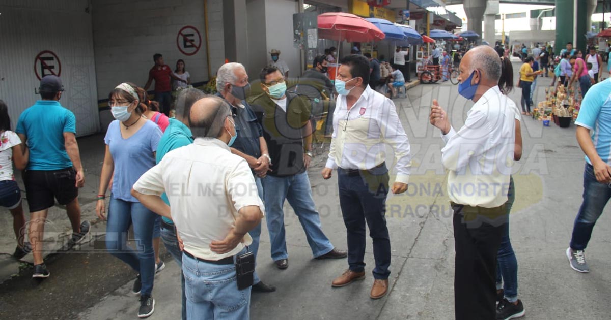 Comerciantes increpan a regidor de Vialidad