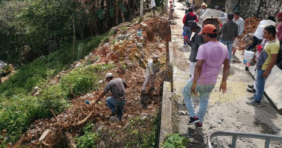 Lluvias ablandan cerros y por ello levantan muro de contención