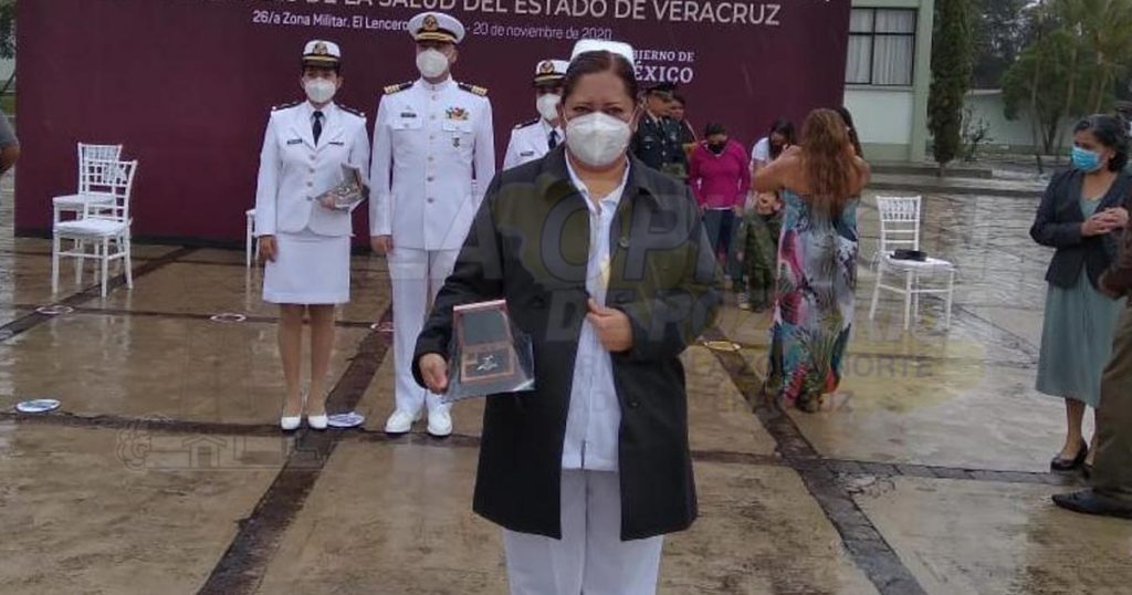 Condecoran a enfermera tecolutleña con la medalla Miguel Hidalgo