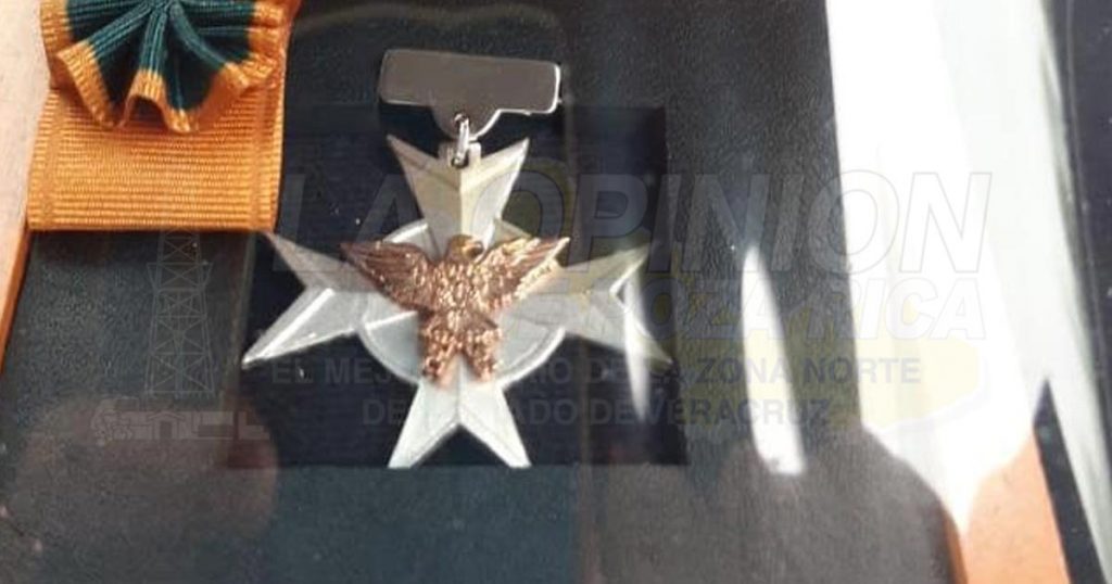 Condecoran a enfermera tecolutleña con la medalla Miguel Hidalgo