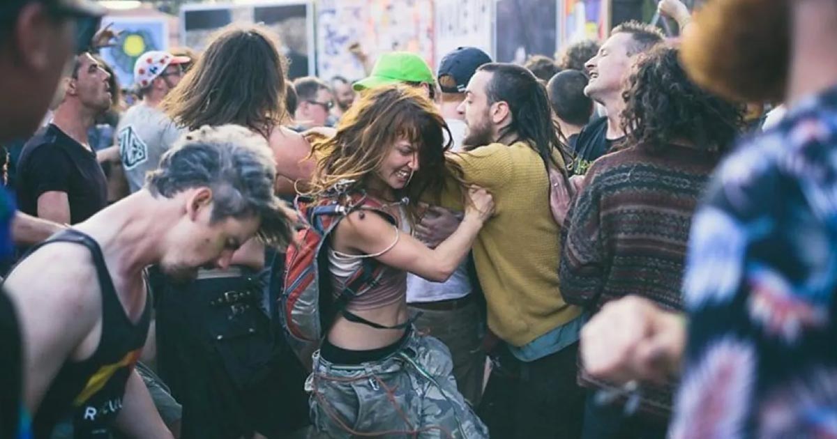 Estudio revela que el punk y el metal provocan felicidad y calma