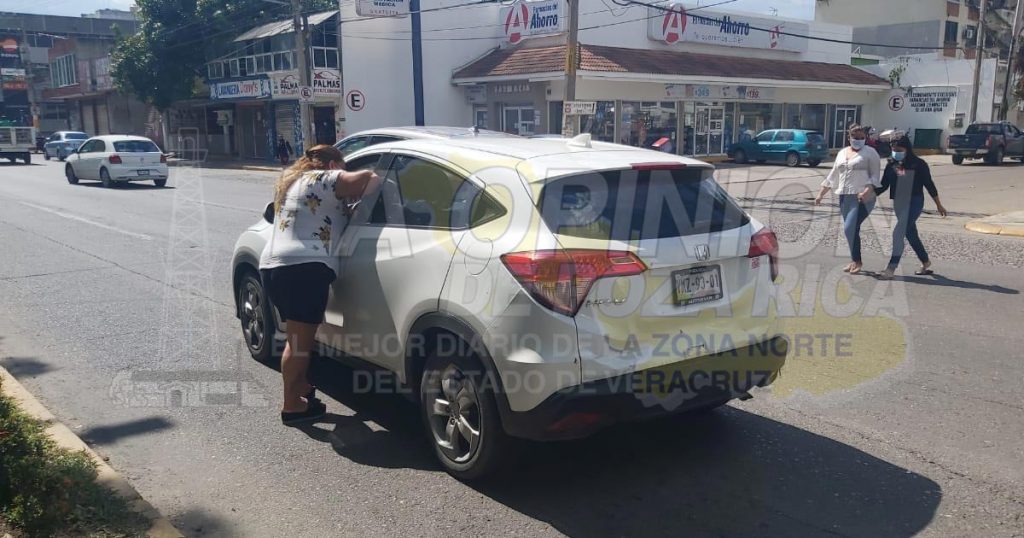 Taxi se impacta en una camioneta en Poza Rica