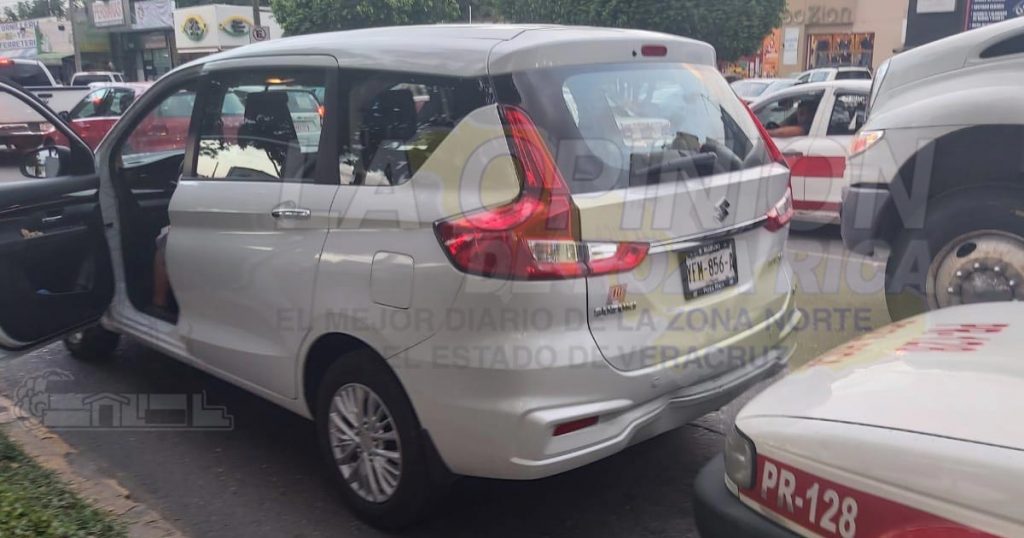 Taxi choca por alcance a una camioneta Ertiga en Poza Rica
