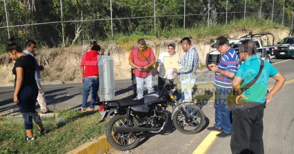 Mujer grave al caer de moto