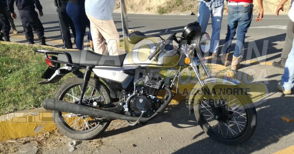 Mujer grave al caer de moto
