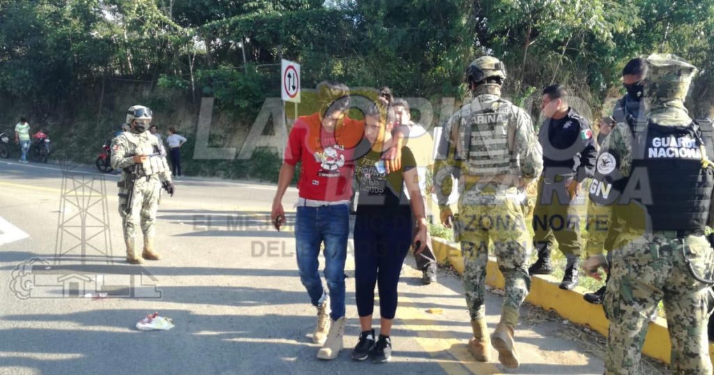 Mujer grave al caer de moto