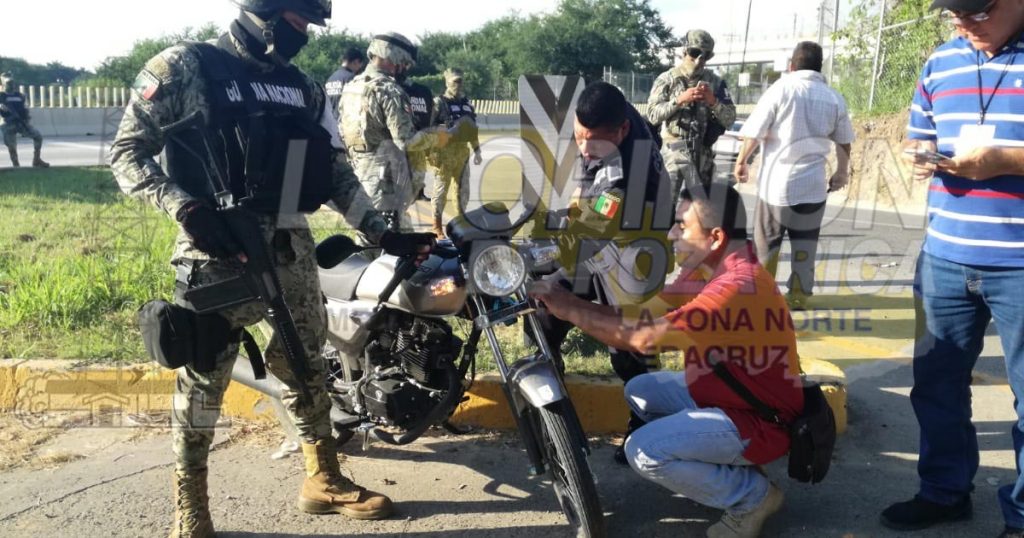 Mujer grave al caer de moto