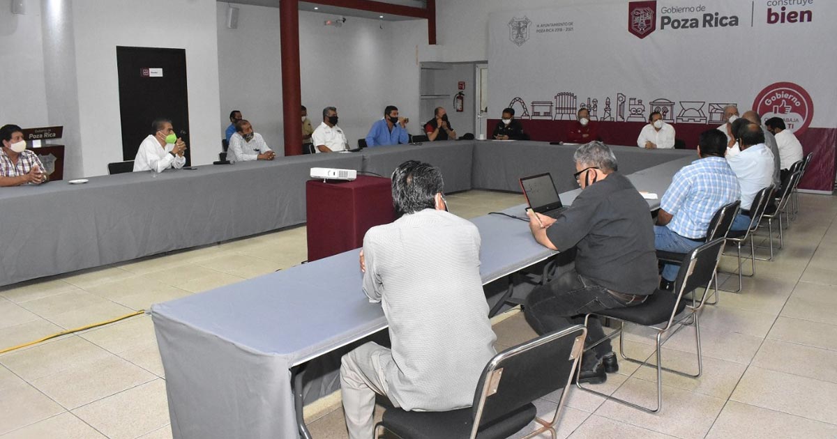 Atiende Velázquez Vallejo, inquietud de comerciantes y taxistas