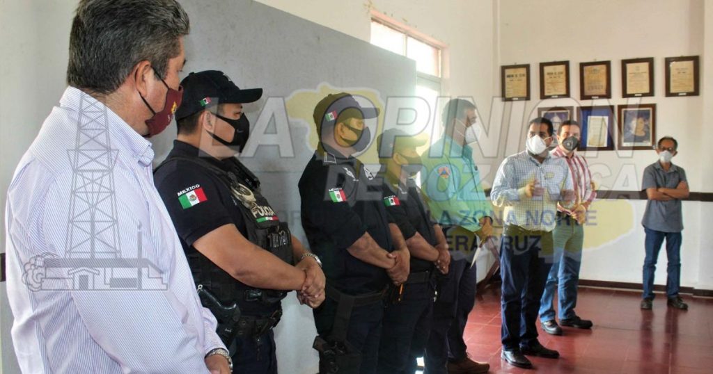 Entregan constancias de capacitación a policías de Naranjos