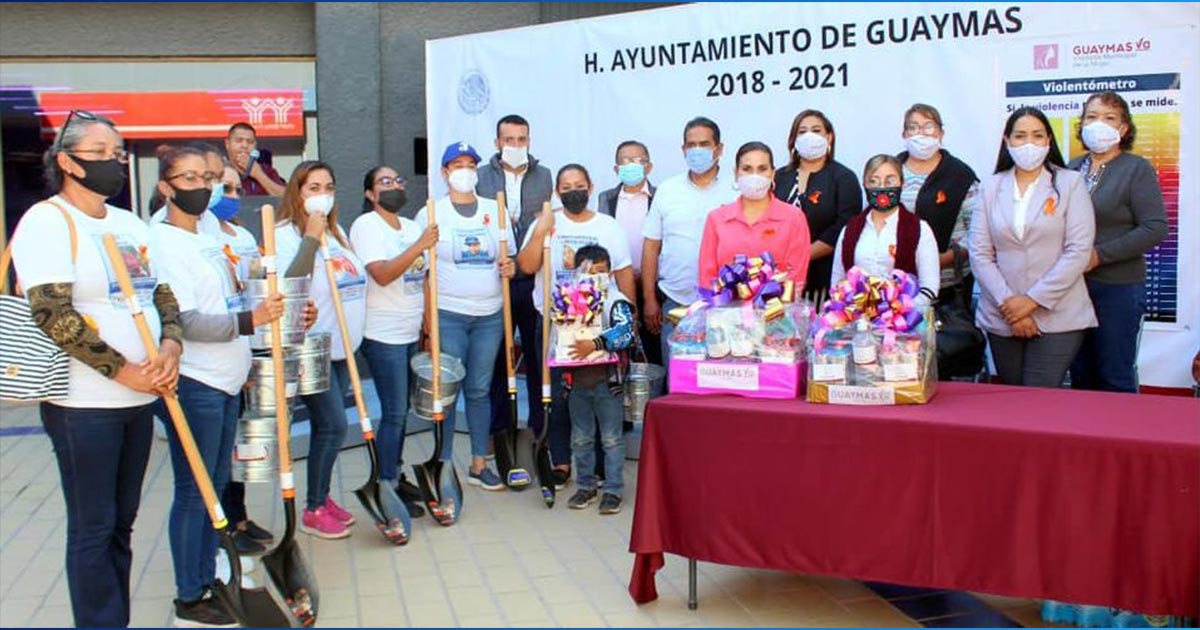 Alcaldesa regala palas para buscar a desaparecidos