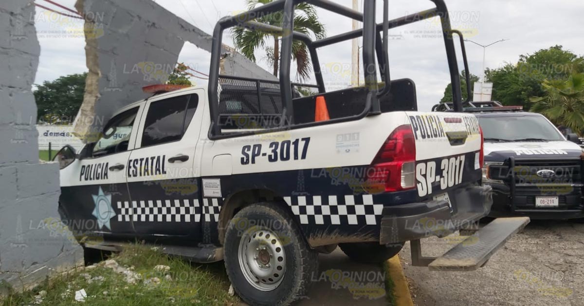 Patrulla de la Policía Estatal se incrusta en una barda en Tihuatlán