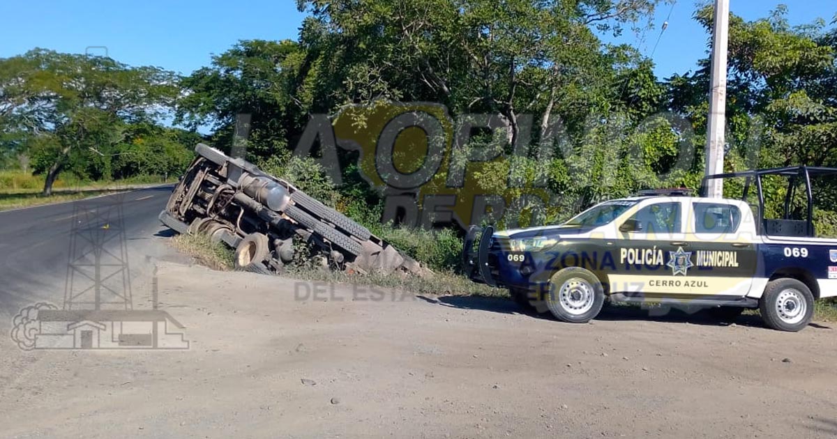 Vuelca camión de volteo cargado con grava triturada