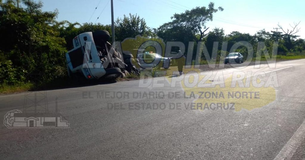 Vuelca camión de volteo cargado con grava triturada