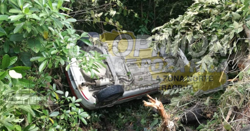 Vuelca taxi en la Tuxpan-Tampico