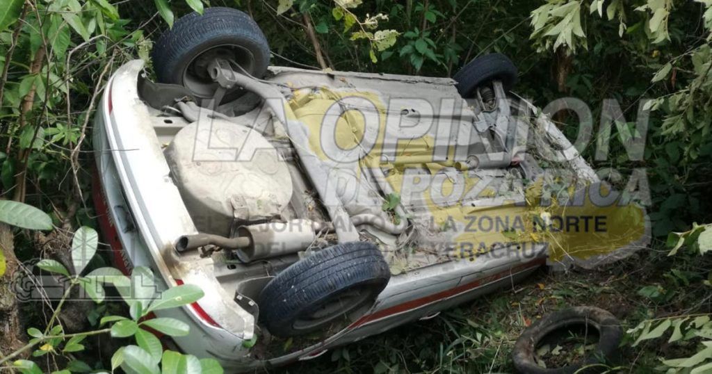 Vuelca taxi en la Tuxpan-Tampico