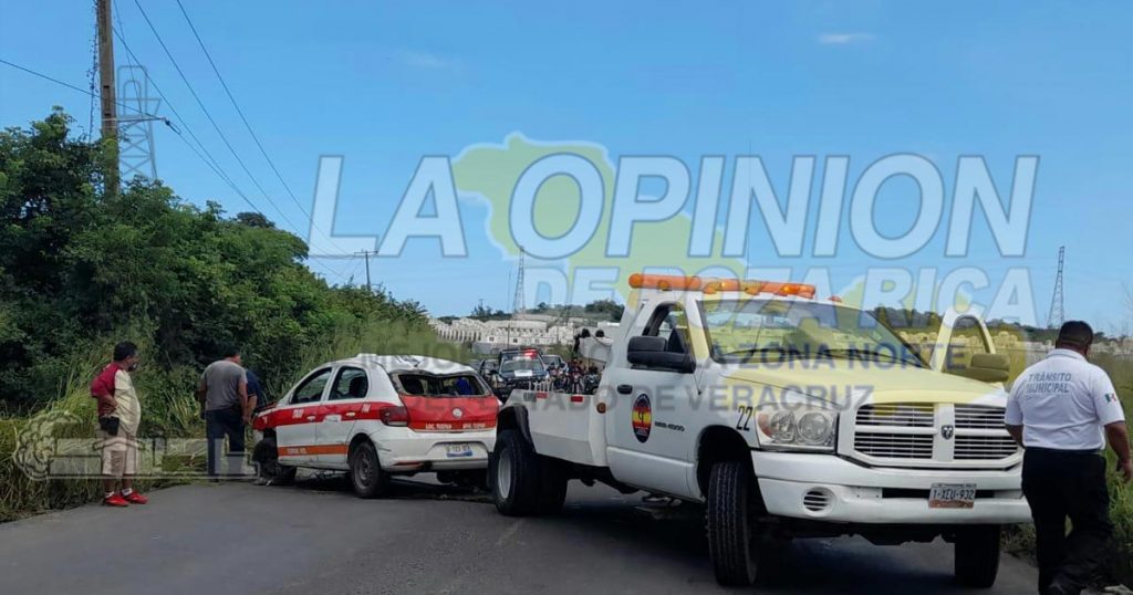 Vuelca taxi en la Tuxpan-Tampico
