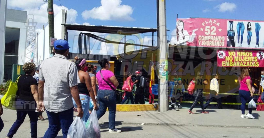 Reanuda actividad tianguis de Plaza 52 y se pierde sana distancia