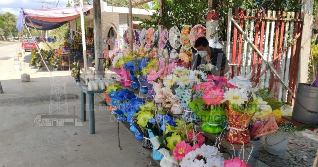 Cierre de cementerios pega a vendedores de flores