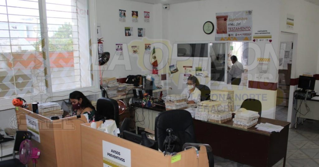 Mujer causa embrollo en el Registro Público de la Propiedad