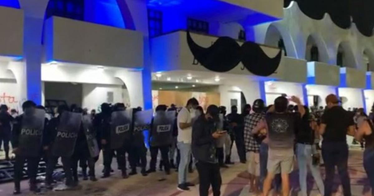 Reprimen protesta feminista a balazos en Cancún; reportan heridos