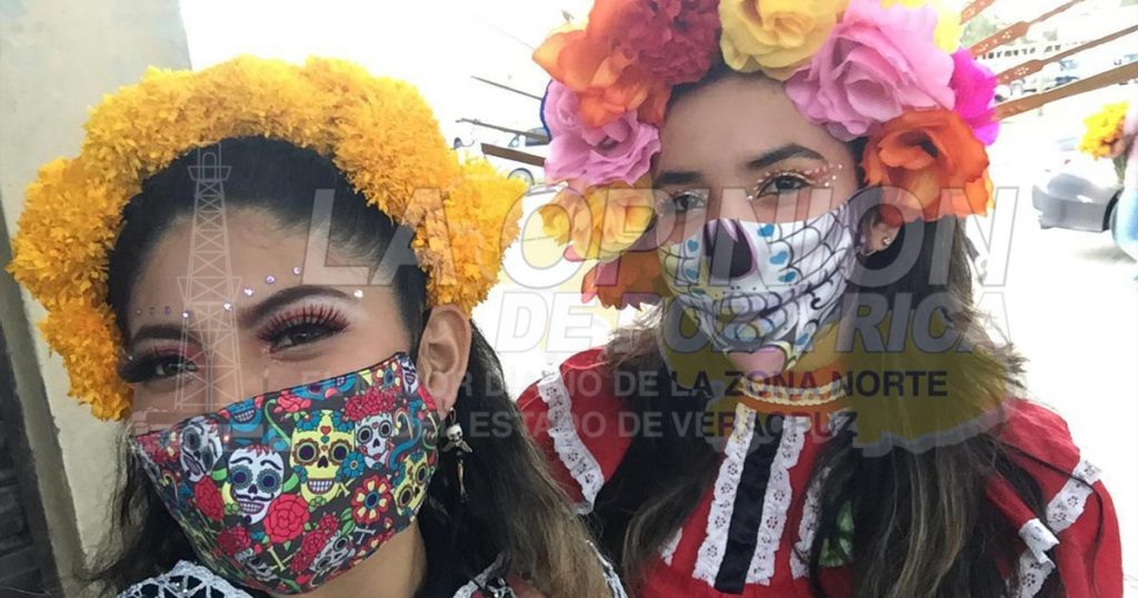 Con alegre y colorido Festival de Xantolo reciben a los fieles difuntos