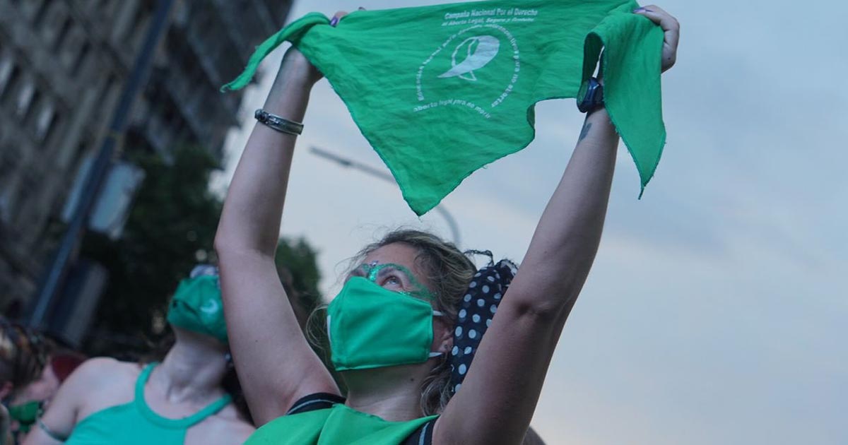 Diputados de Argentina aprueban legalizar el aborto