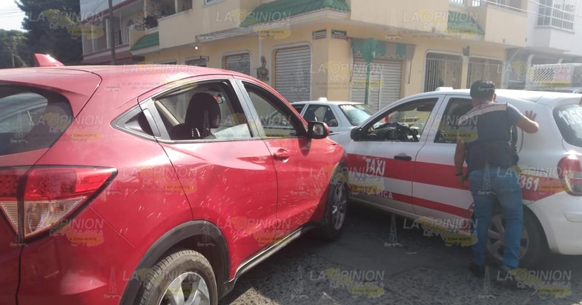 Aparatoso choque en crucero peligroso de Poza Rica