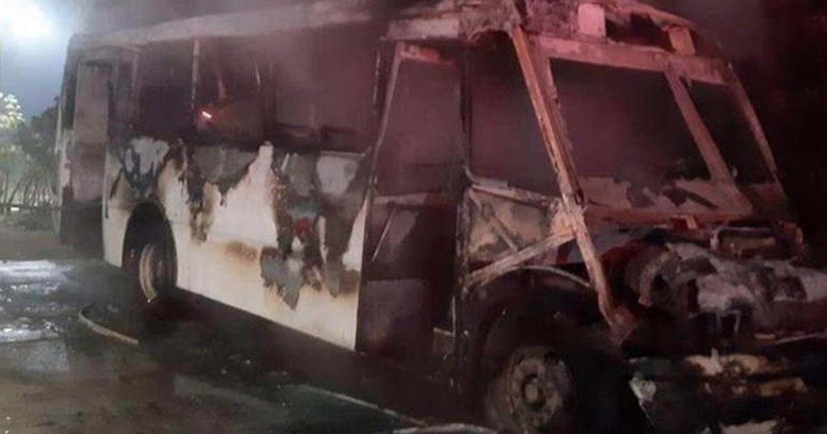 Arden dos autobuses en Coatzacoalcos; FGE investiga