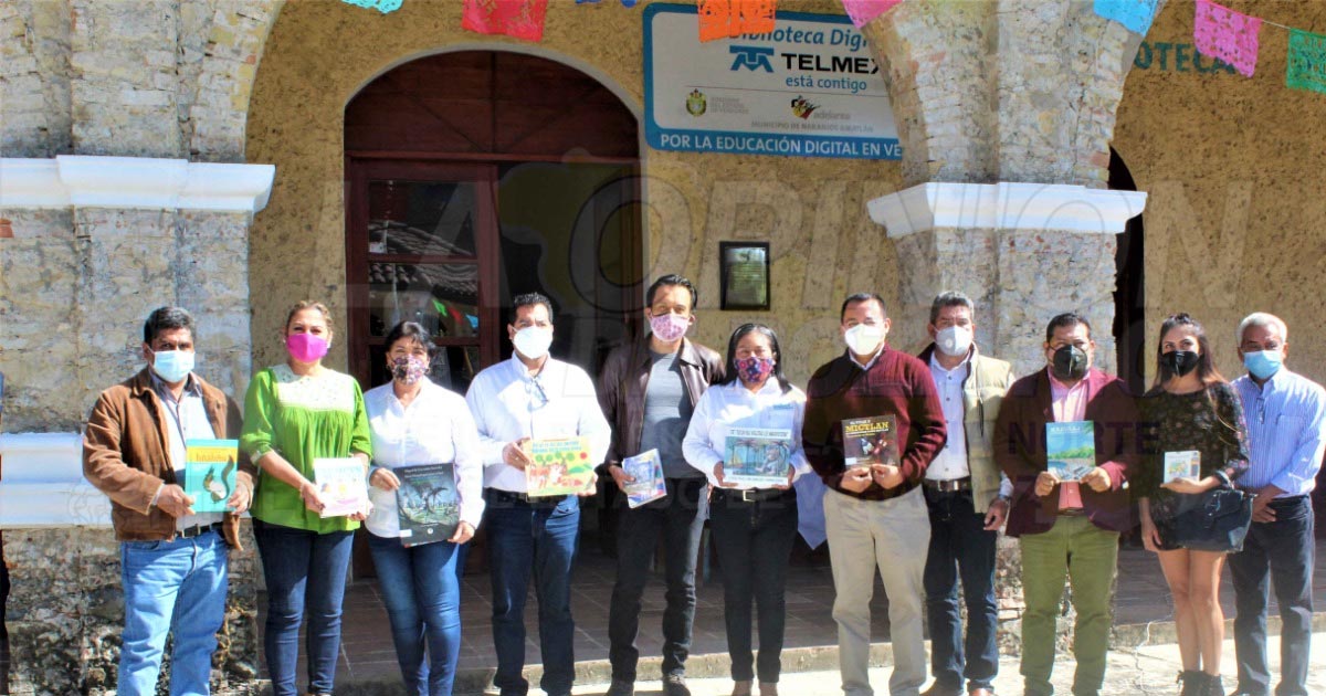 Recibe alcalde de Naranjos libros de la ruta de lenguas originarias
