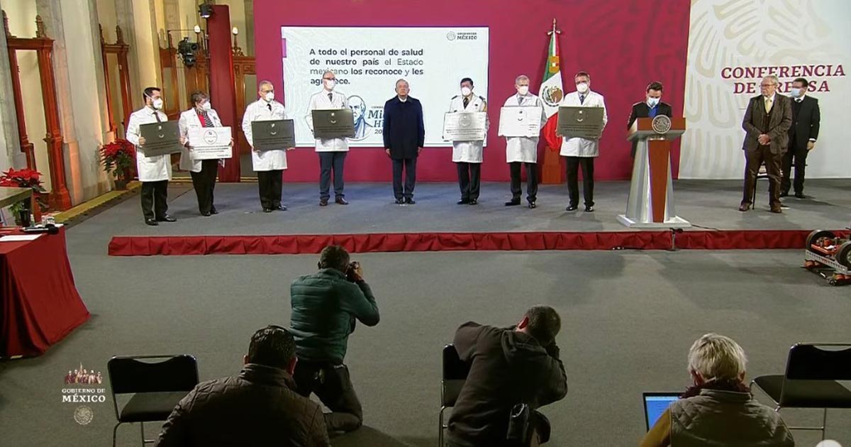 Reconocen con placa a centros médicos COVID