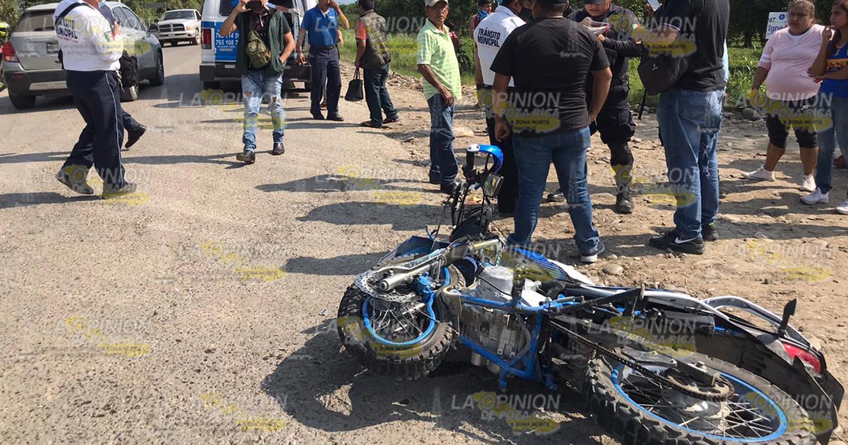 Choca motocicleta contra tractor