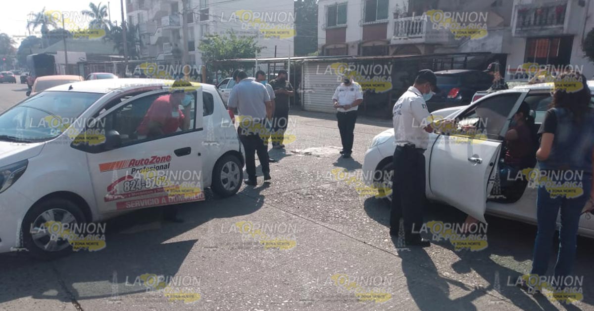 Colisionan dos automóviles particulares en Poza Rica