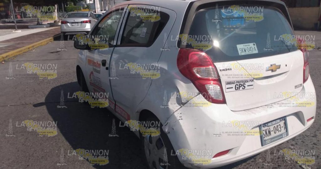 Colisionan dos automóviles particulares en Poza Rica