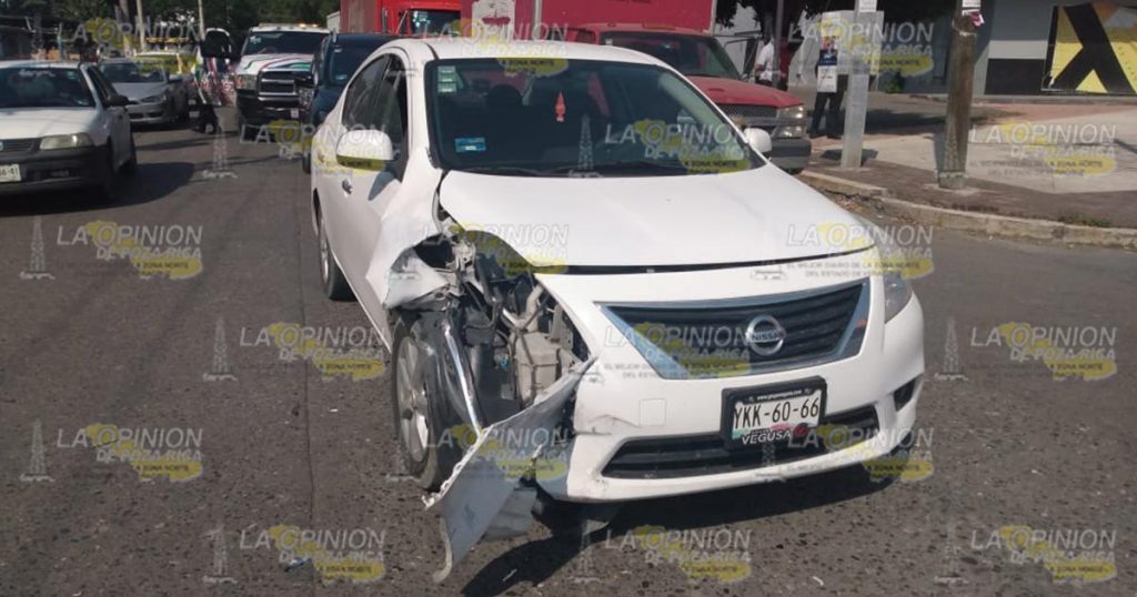 Colisionan dos automóviles particulares en Poza Rica