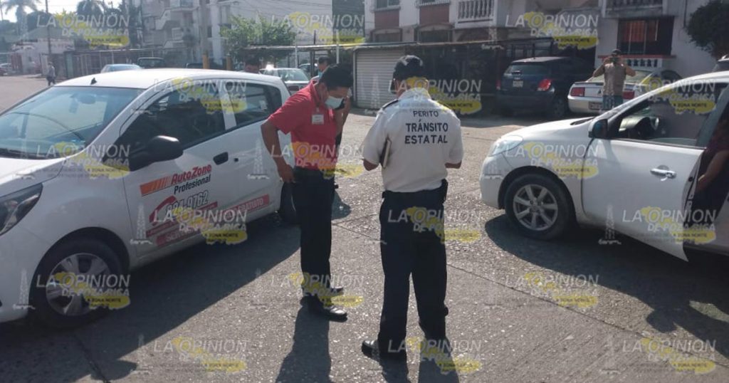 Colisionan dos automóviles particulares en Poza Rica