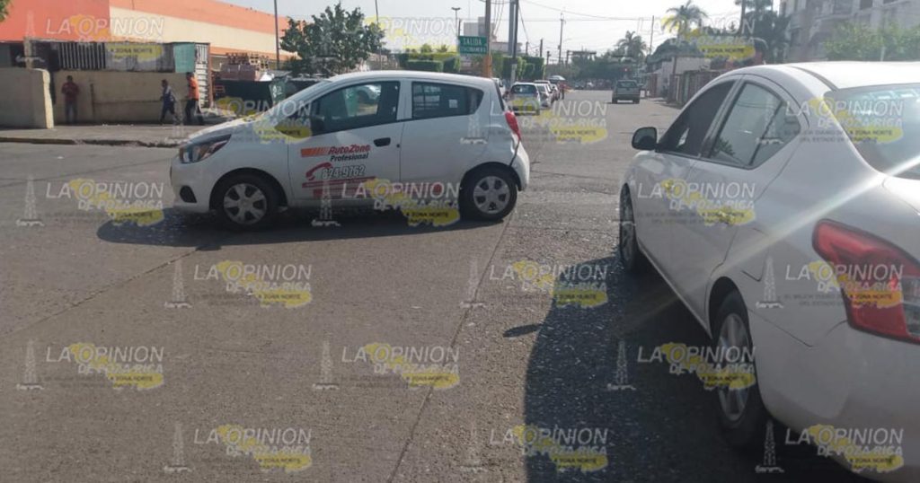 Colisionan dos automóviles particulares en Poza Rica