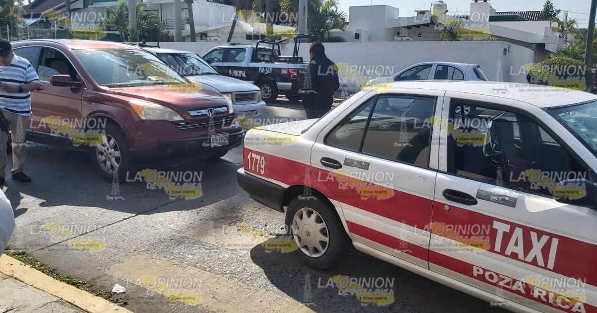 Camioneta impacta un taxi en la 20 de Noviembre