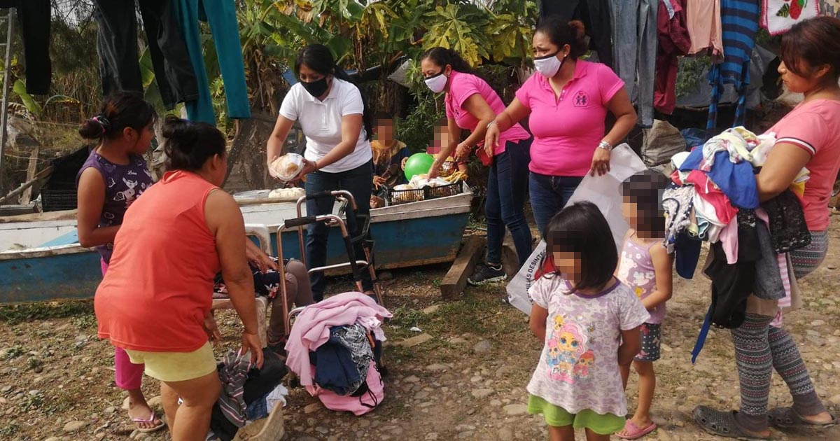 Donan ropa, alimentos y juguetes