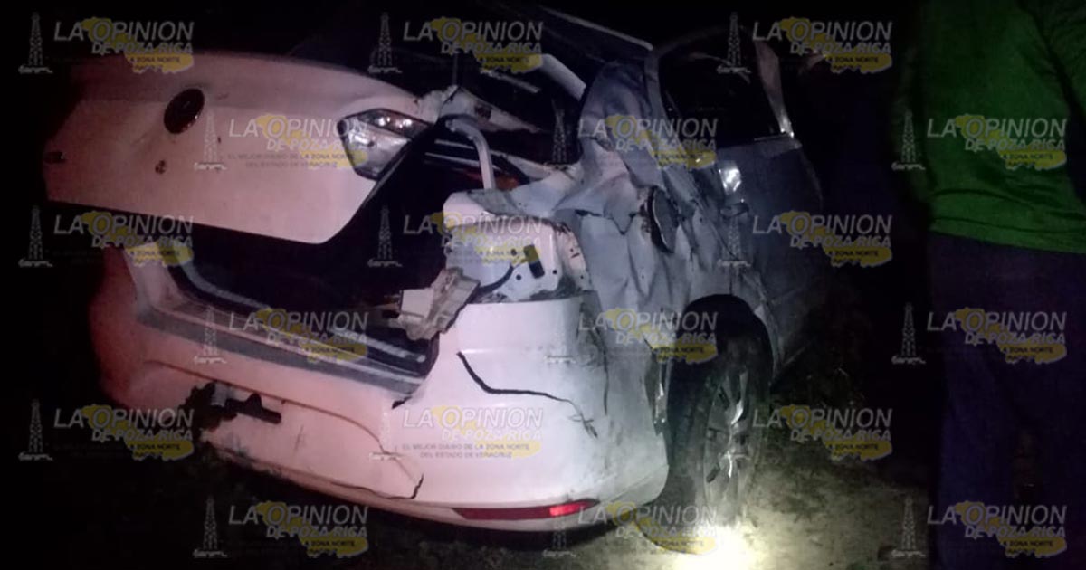 Dos lesionados al caer un automóvil a un barranco