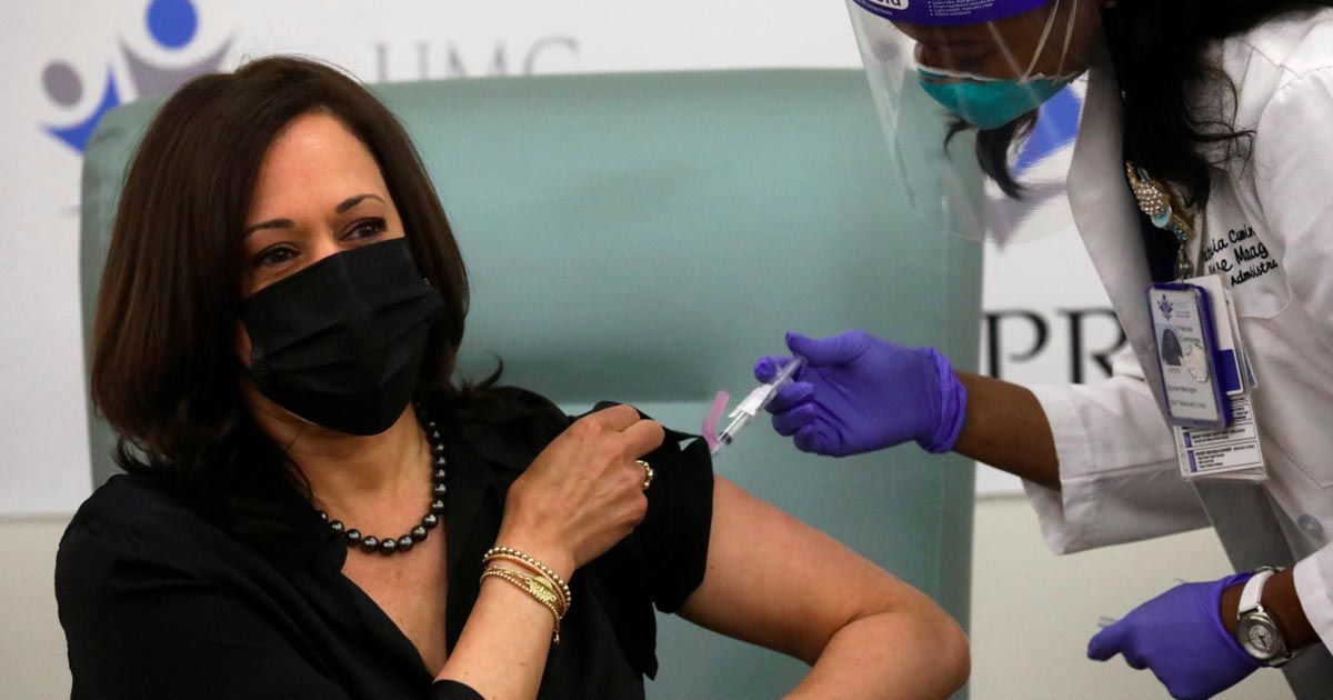 Kamala Harris se aplica la vacuna anti-COVID de Moderna