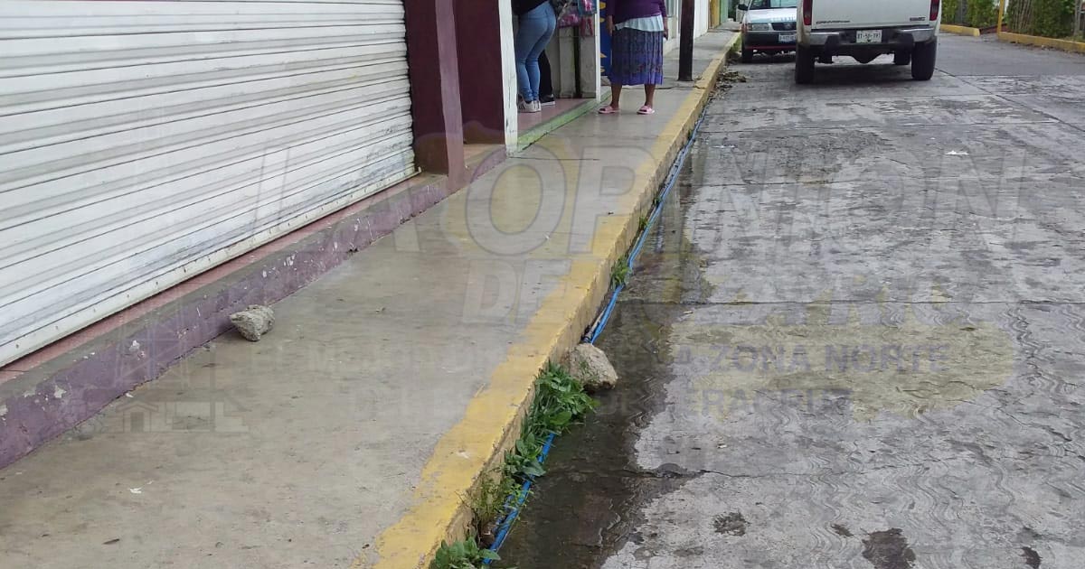 Se pierden miles de litros de agua potable por fuga en Coatzintla