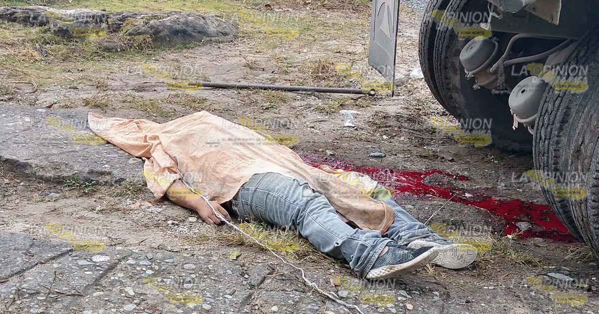 Horrible muerte al ser aplastado por una tapa de un camión de volteo