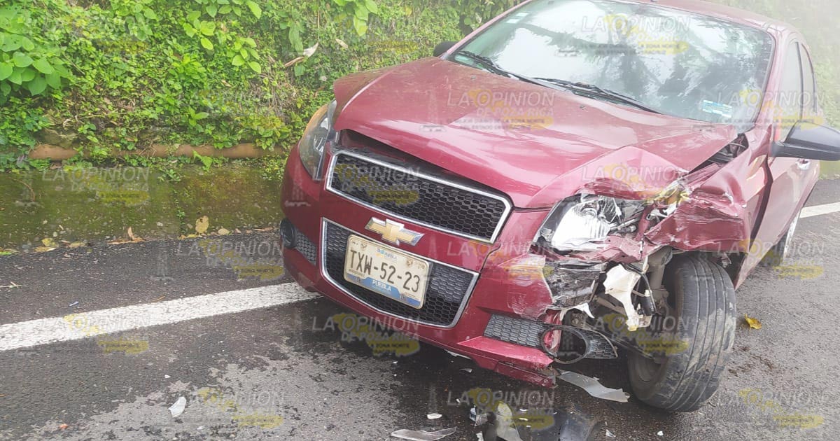 Rebasó en línea continua, en zona de niebla y chocó