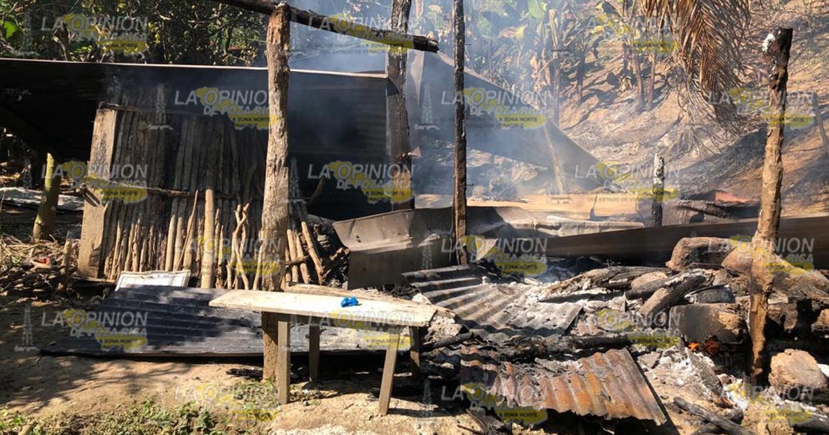 Humilde casa consumida por las llamas en Arroyo Hondo