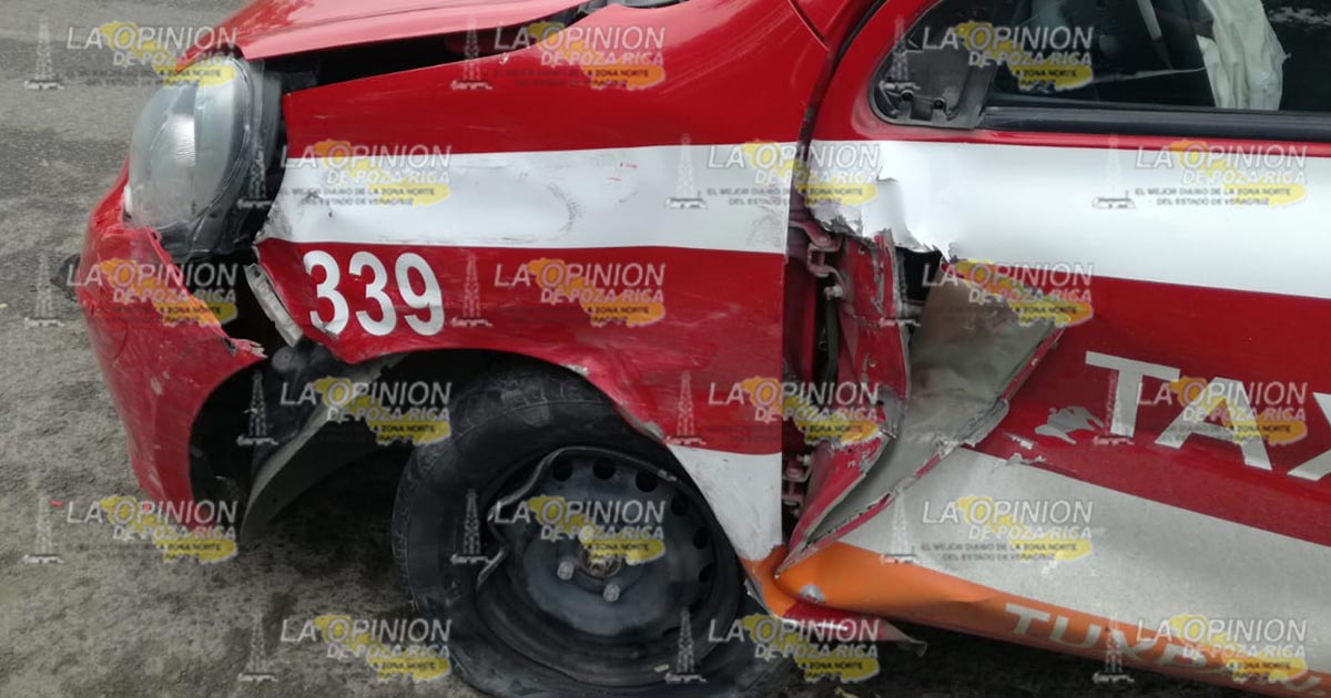 Intenta rebasar y choca con un taxi