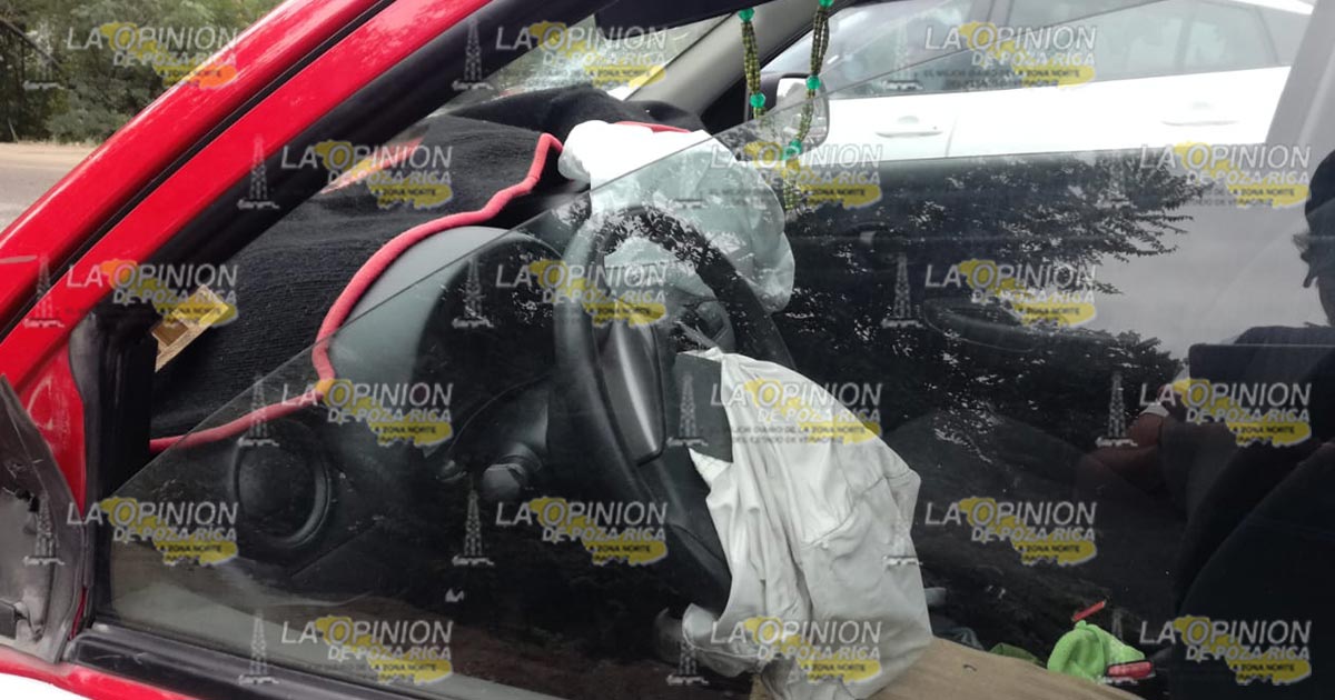 Intenta rebasar y choca con un taxi