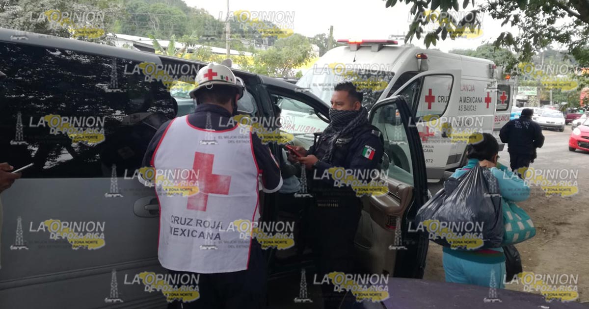 Intenta rebasar y choca con un taxi
