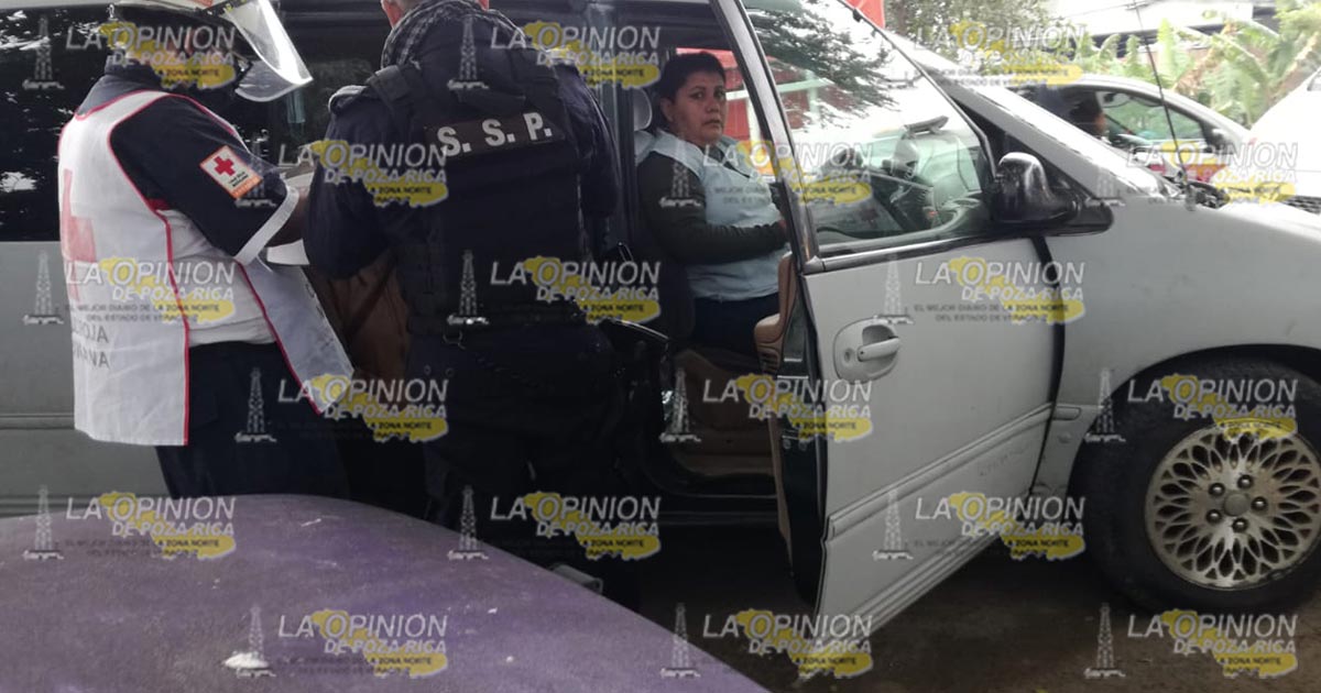 Intenta rebasar y choca con un taxi