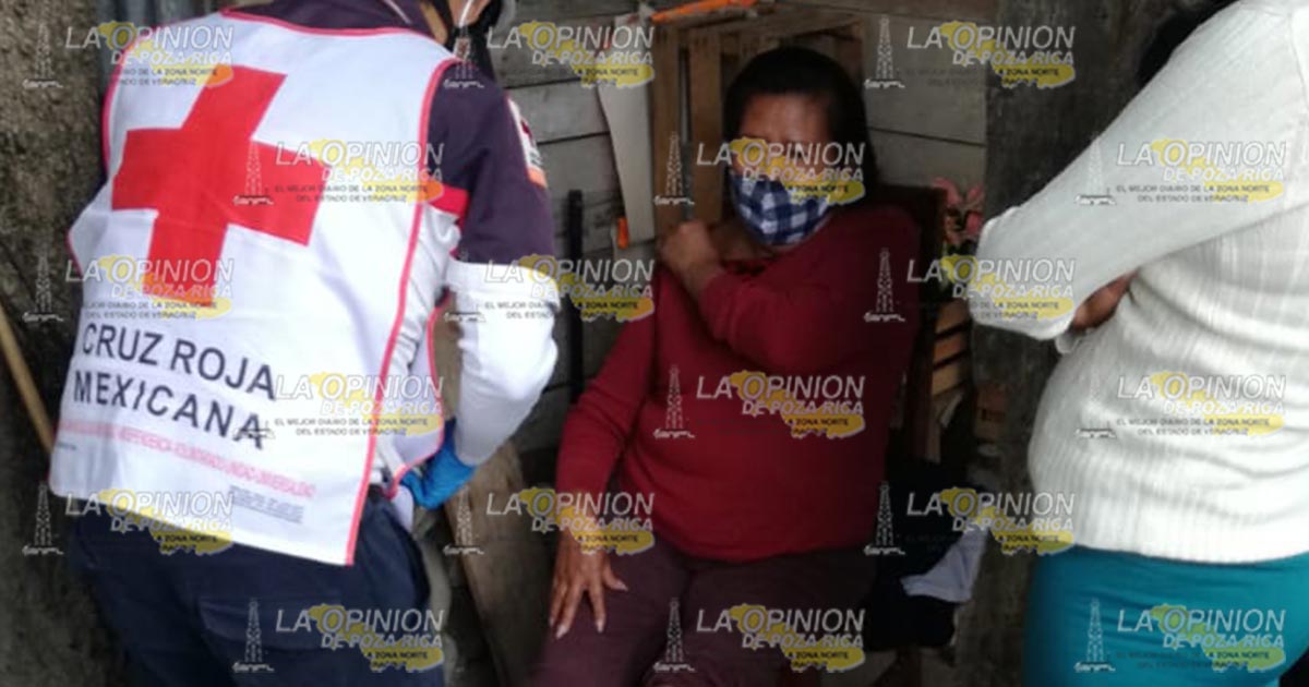 Intenta rebasar y choca con un taxi