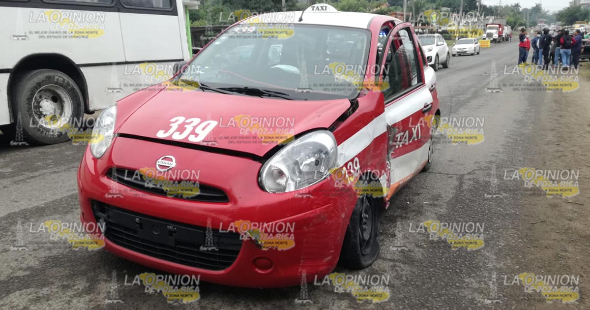 Intenta rebasar y choca con un taxi